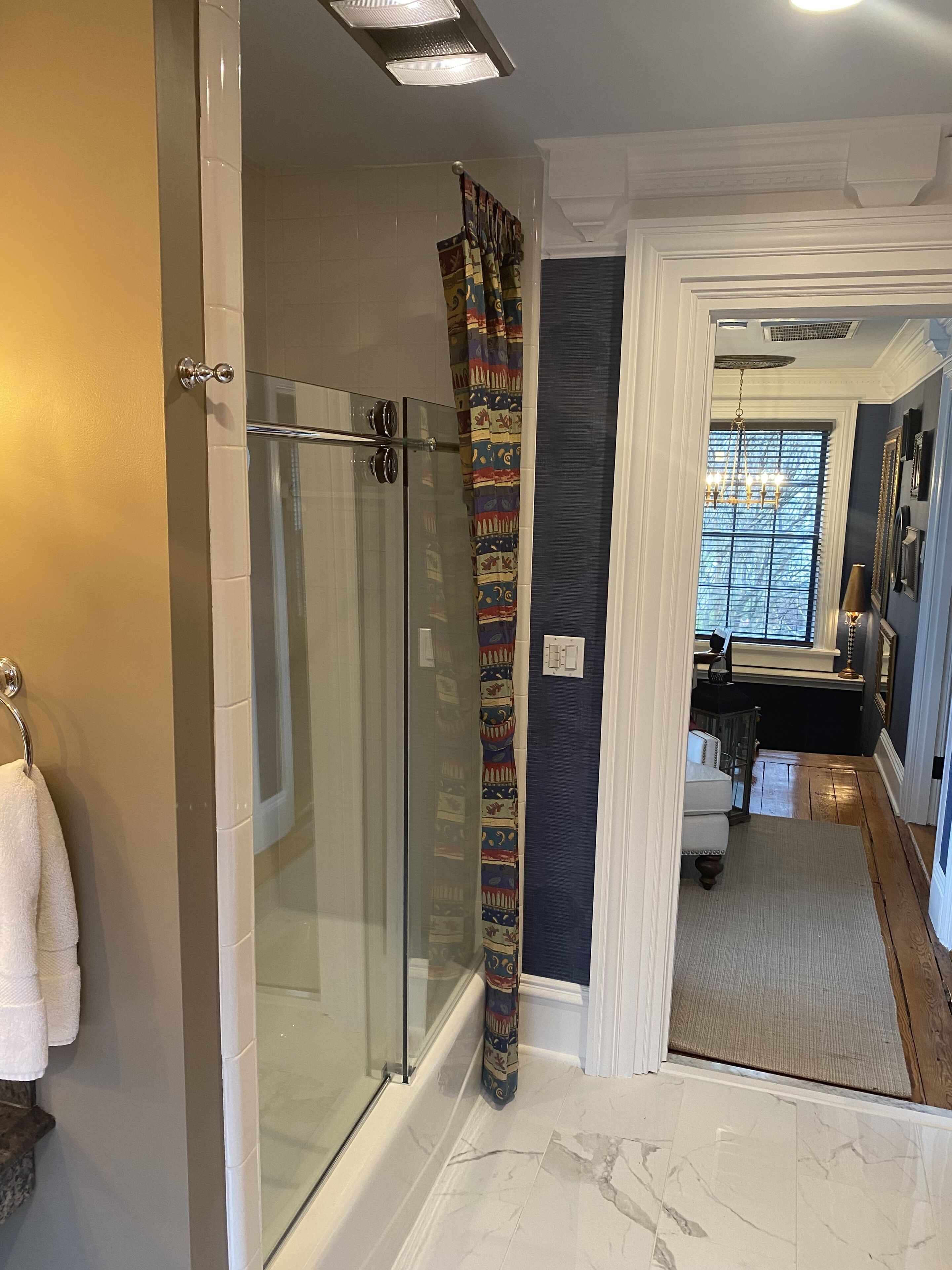 Secador de pelo, toallas, jabón, shampoo