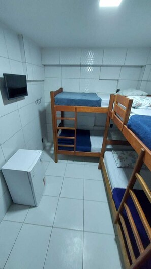 Habitación empresarial | Baño | Regadera y toallas 