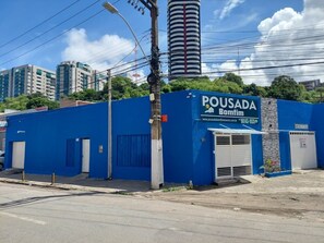 Vista frontal de la propiedad