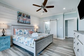 4 habitaciones, escritorio y tabla de planchar con plancha 