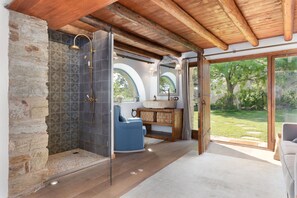 Luxury Suite (La Roca) | Soundproofing, travel crib, free WiFi, bed sheets