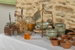 Daily buffet breakfast for a fee - Can Font de Muntanya (Cruilles Monells I Sant Sadurn)
