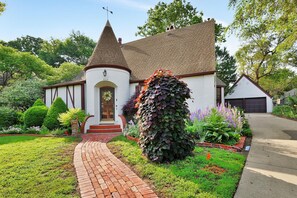 Exterior - Sleepy Hollow Chateau near Old Town (Wichita)