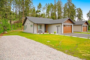 Exterior - Relaxing single-level home with a patio, washer/dryer, & central AC (Lakeside)