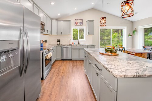 Relaxing single-level home with a patio, washer/dryer, & central AC