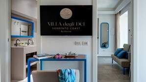 Unclassified image, 2 of 10, button - VILLA SCIROCCO - Brand New Waterfront Villa with Pool & Turkish Bath (Vico Equense)