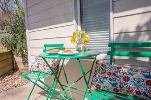 Outdoor dining - Snug with Views of the Chilterns (Marlow)