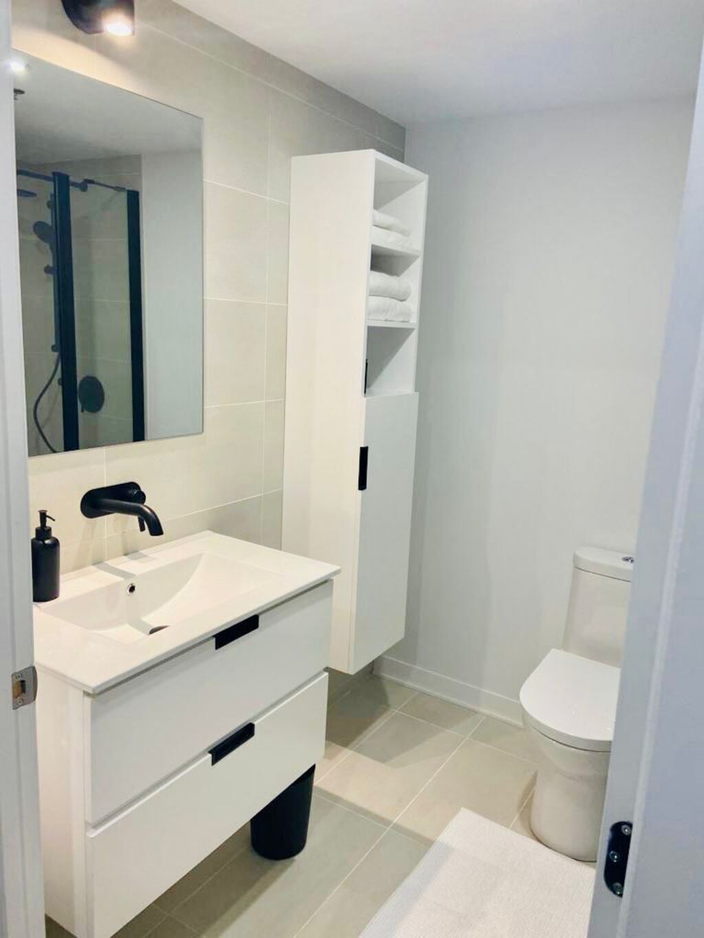 Dusche, Handtücher, Toilettenpapier