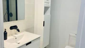 Chuveiro, toalhas de banho, papel higiênico