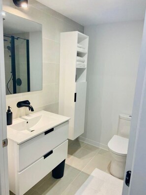 Douche, serviettes fournies, papier de toilette