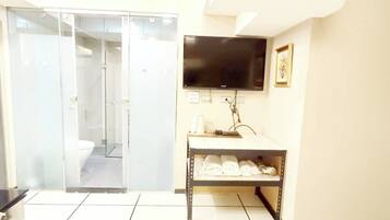 Regadera, secadora de cabello, toallas, jabón