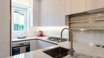 Frigorifero, forno, lavastoviglie, pentole/stoviglie/utensili