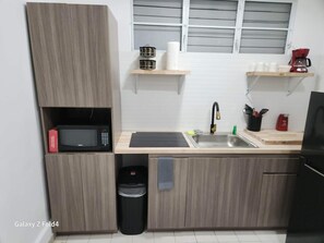 Refrigerador, microondas, parrilla de estufa y cafetera y tetera 