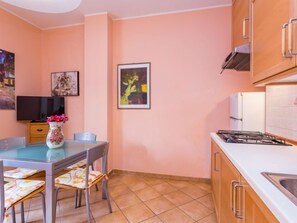 Fridge, oven, toaster, cookware/dishes/utensils