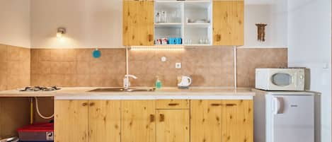 Kühlschrank, Mikrowelle, Kochgeschirr/Geschirr/Besteck, Esstisch