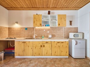 Kühlschrank, Mikrowelle, Kochgeschirr/Geschirr/Besteck, Esstisch