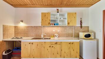Fridge, microwave, cookware/dishes/utensils
