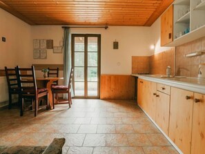 Refrigerador, microondas, utensilios de cocina, mesa de comedor