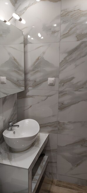 Regadera, secadora de cabello, toallas, jabón 