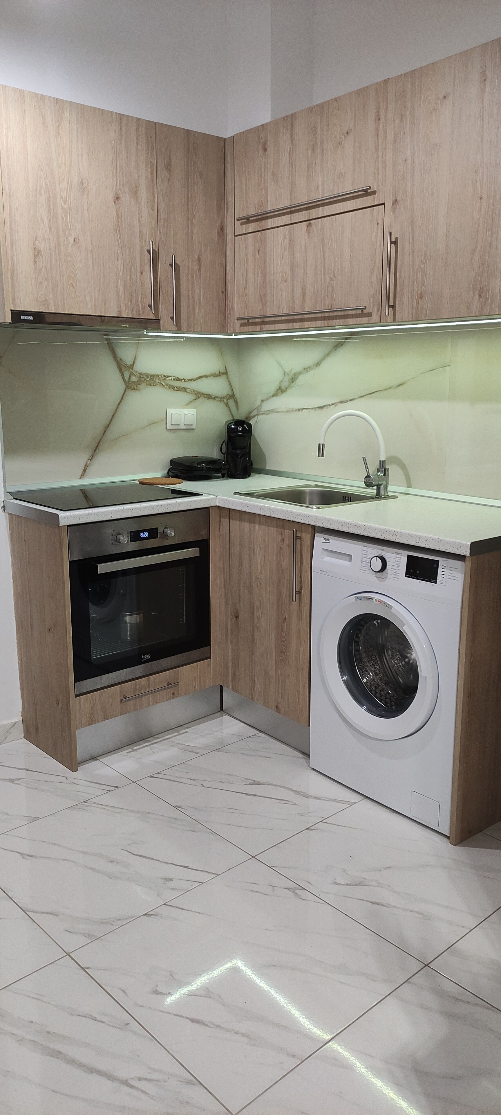 ثلاجة، ف رن، موقد طهي مسطح، ماكينة لصنع القهوة/الشاي