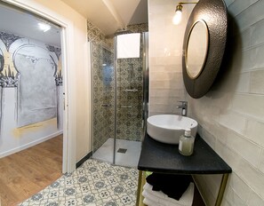 Exclusive Apartment | Bathroom | Shower, towels