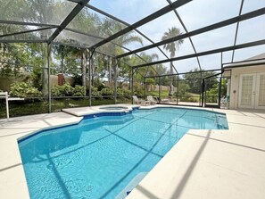 Piscine chauffée, chaises longues