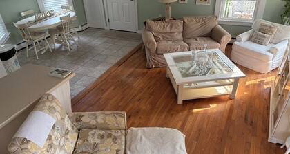 Beautiful old style beach cottage
Walk to beach/ restaurants
Center of town