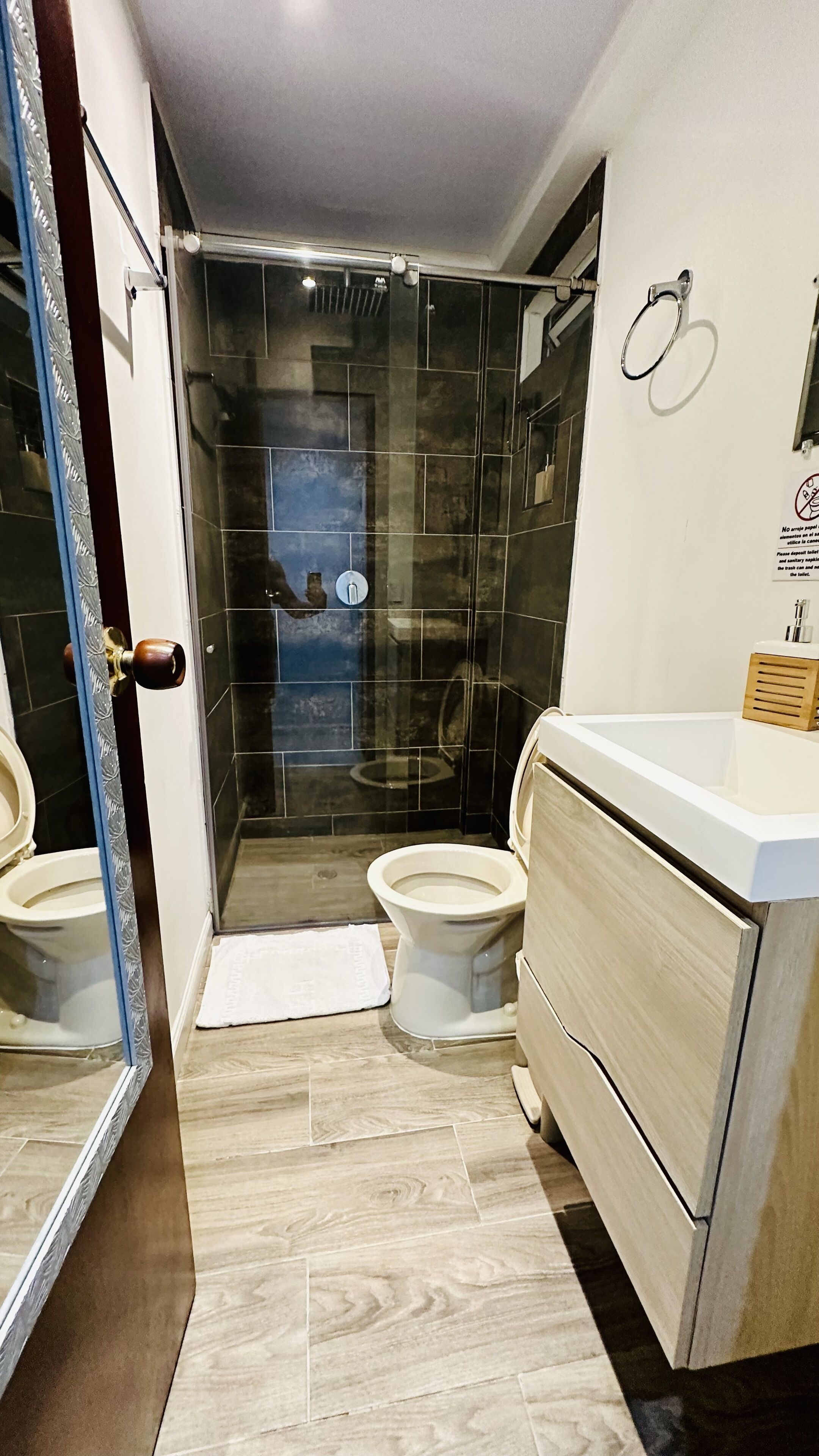 Quarto casal luxo, 1 cama Queen | Banheiro | Chuveiro, chuveiro com efeito de chuva, secador de cabelo, piso aquecido