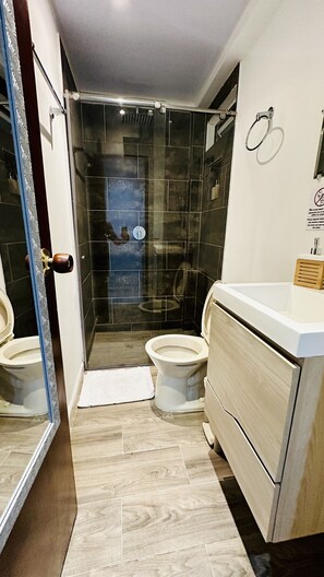 Quarto casal luxo, 1 cama Queen | Banheiro | Chuveiro, chuveiro com efeito de chuva, secador de cabelo, piso aquecido