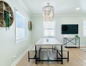 Dining - 921- Beachside Cottage-Hottest location in San Diego (San Diego)