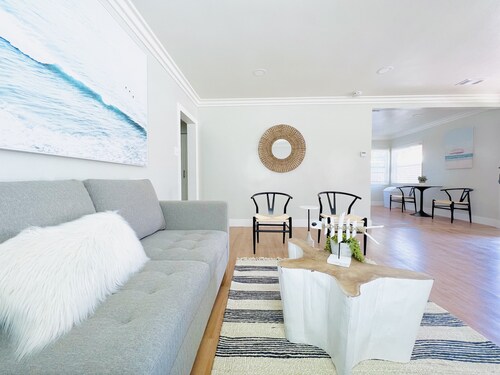 921- Beachside Cottage-Hottest location in San Diego