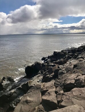 Una costa rocosa con olas rompiendo contra las rocas.