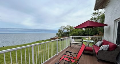 Beach house on Lake Superior - Direct beach access - Sunrise view over the lake!