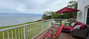 Beach house on Lake Superior - Direct beach access - Sunrise view over the lake!