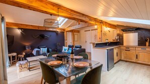 Ein gemütliches Interieur mit Essbereich, Küche und Wohnbereich.