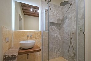Suite Meco | Badeværelse | Bruser, hårtørrer, bidet, håndklæder