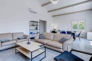 Smart TV, fireplace, table tennis