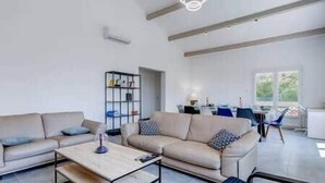 Una sala de estar moderna con un juego de sofá, una mesa de centro y una estantería.