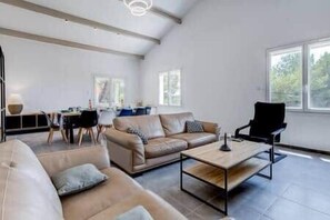 TV connectée, cheminée, table de tennis de table