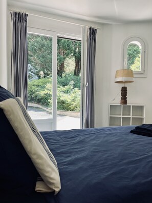 5 bedrooms, iron/ironing board, WiFi, bed sheets