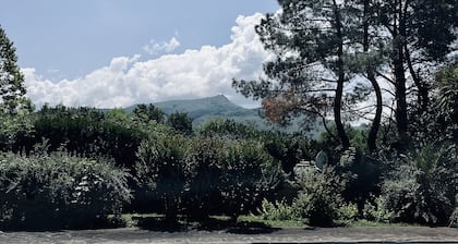 Très Belle Villa Basque Avec Piscine, Fronton et vue sur la Rhune