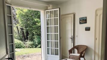 5 slaapkamers, een strijkplank/strijkijzer, wifi, beddengoed