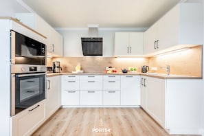 Frigorifero, microonde, forno, piano cottura