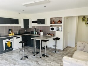 Fridge, microwave, oven, stovetop - Charmante Maison à Blois (Blois)