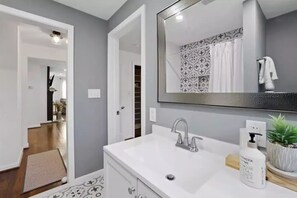 Dusche, Haartrockner, Handtücher, Seife