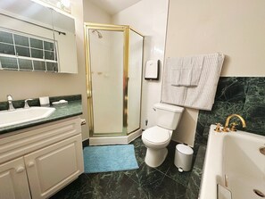 Sèche-cheveux, serviettes fournies, savon, shampoing