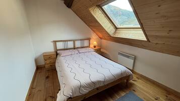 4 bedrooms, iron/ironing board, WiFi