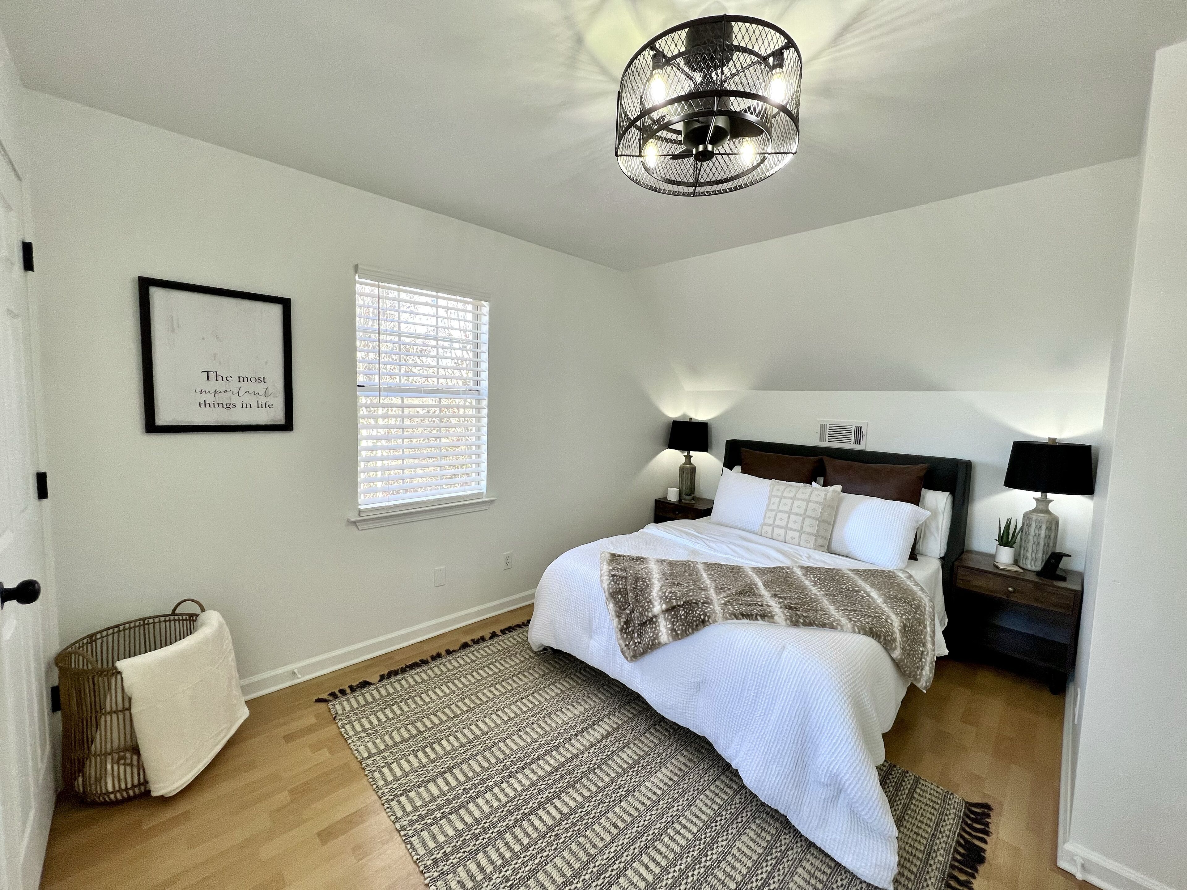 3 bedrooms, iron/ironing board, WiFi, bed sheets