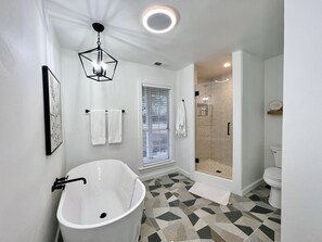 Secador de cabelo, toalhas de banho, sabonete, papel higiênico