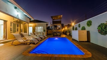 Habitación de lujo con 2 camas individuales | Alberca | Alberca al aire libre, sombrillas en la alberca y camastros